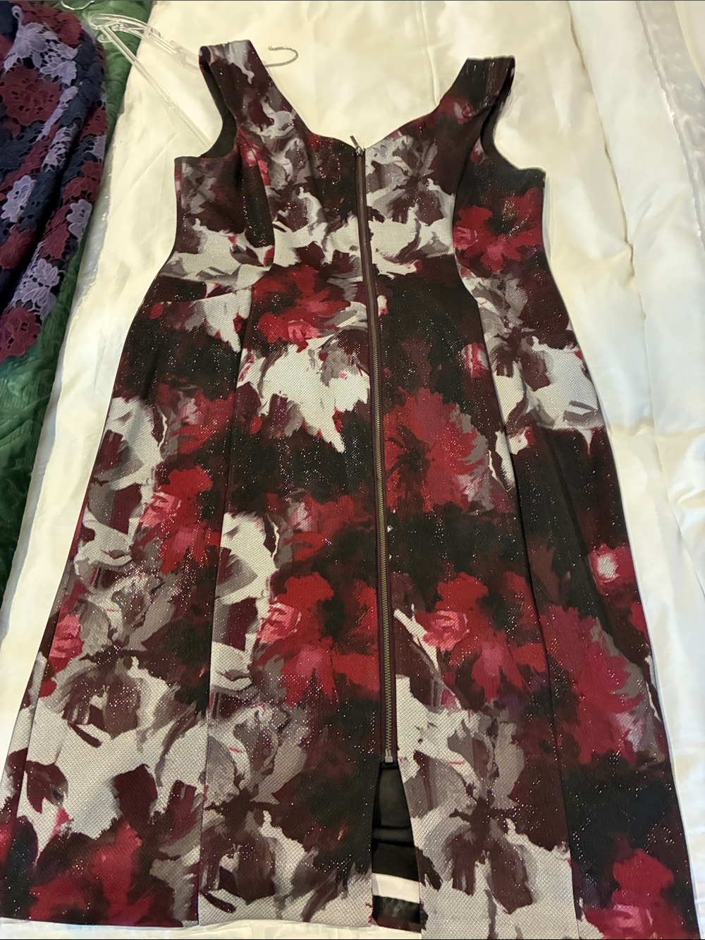 Shimmering Floral Stretch Dress – Elegant for Work or Evening - Picture 2 of 6
